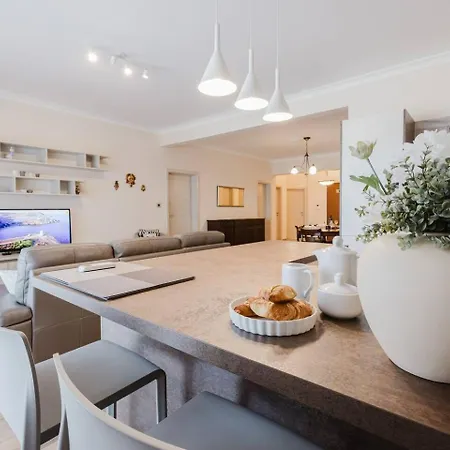 Apartment Forrest Hill Tranquil 3bed In By Homely!