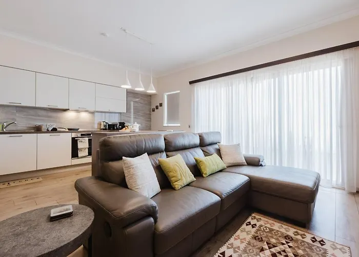 Apartment Forrest Hill Tranquil 3bed In By Homely!